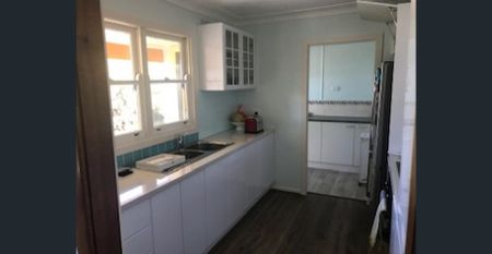 Neat & Tidy 3 bedroom with above ground Pool - Photo 4