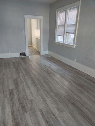1561 MONTAGUE 4 BEDROOMS - Photo 5