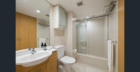 FURNISHED APARTMENT + MODERN BUILDING + BALCONY + AIR-CONDITIONING + LOCK UP GARAGE - Photo 2