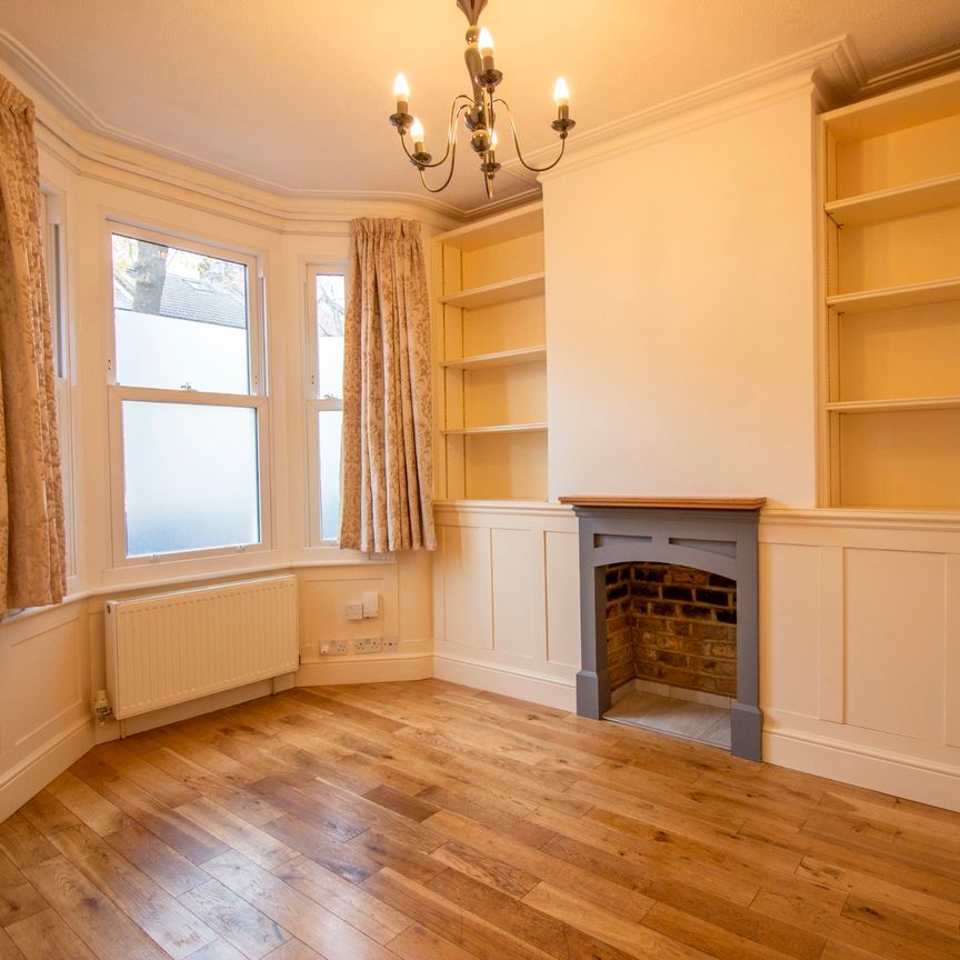 Stunning 2 double bedroom, Victorian house in vibrant location in E15 - Photo 1