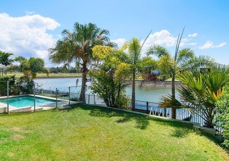 Spacious Waterfront Family Home in Helensvale! - Photo 4