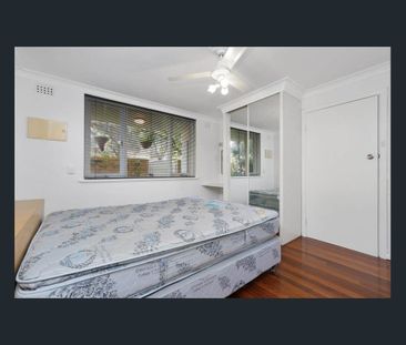 Stylish Ground-Floor Apartment with Tropical Courtyard - Photo 3