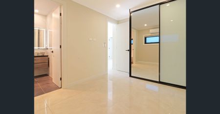 Modern Residence moments to waters edge - Photo 2