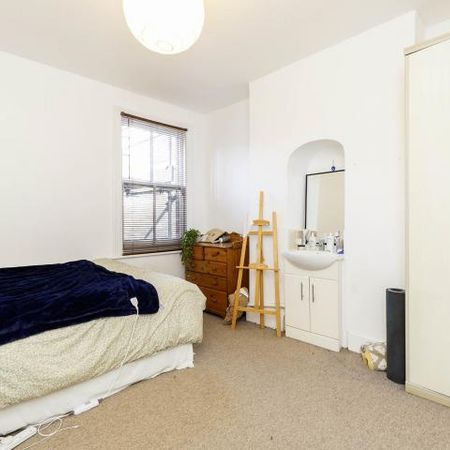 Modern Apartment - Photo 3