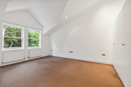 3 bedroom house in London - Photo 2