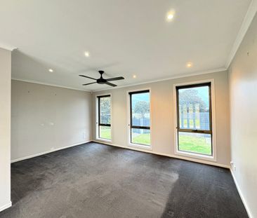 Stylish 3-Bedroom Home with Outdoor Entertaining & Spacious Yard - Photo 4