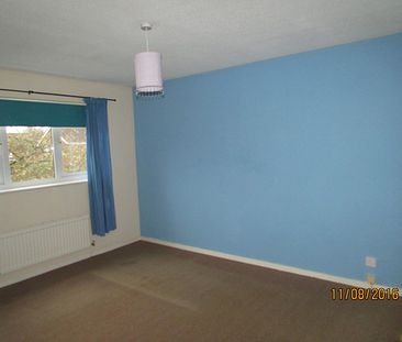 4 bed Semi-Detached - To Let - Photo 3