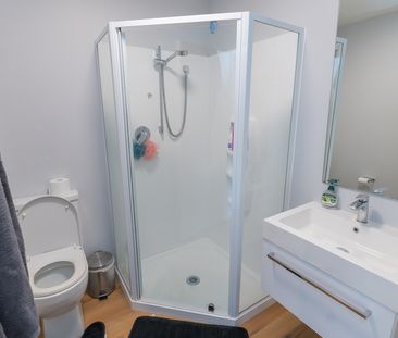 Looking for a warm, stylish apartment just steps from campus? - Photo 4