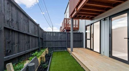 Warm & Bright New Townhouse - Photo 3