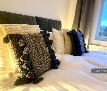 4 bedroom semi-detached house to rent - Photo 5