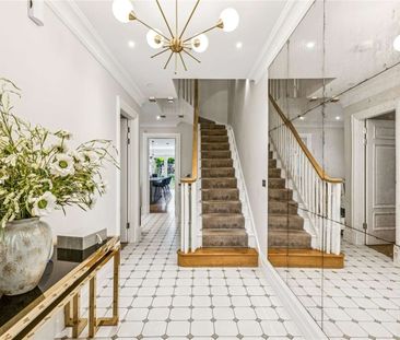 A spectacular five bedroom townhouse with garage in the heart of Ba... - Photo 6