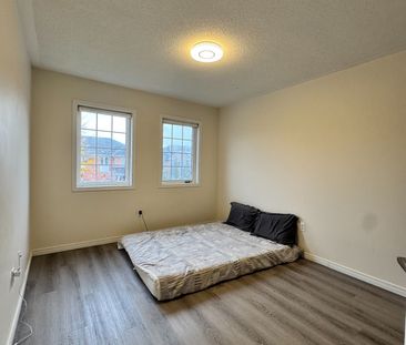 For Lease - 163 Flagstone Way, Newmarket, Ontario - Photo 2