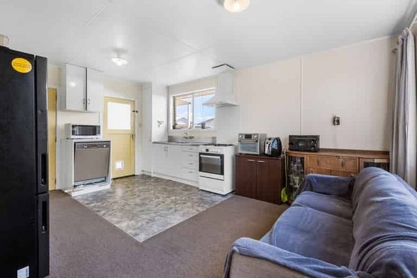 Charming 3BR Home in Bell Block - Photo 1