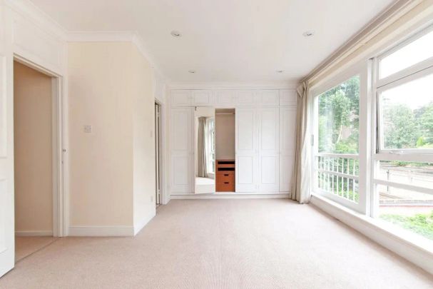 5 bedroom house in St. John's Wood Park - Photo 1