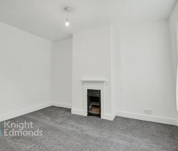 3 bed terraced house to rent in Magpie Hall Road, Chatham, ME4 - Photo 2