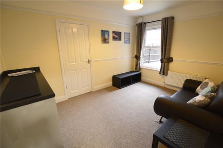 1 bedroom in a house share to rent - Photo 2