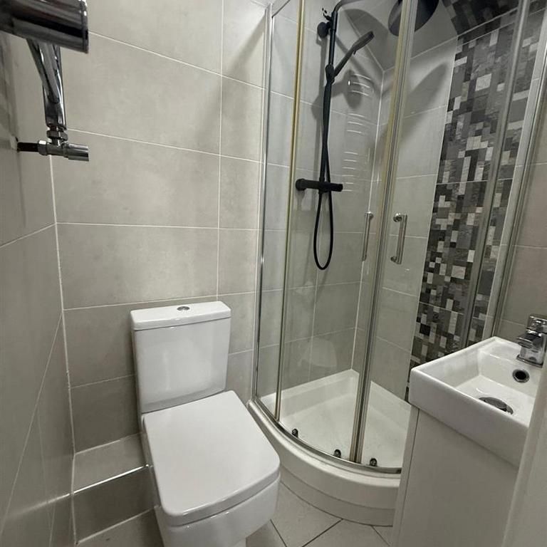 1 bedroom in a house share to rent - Photo 2