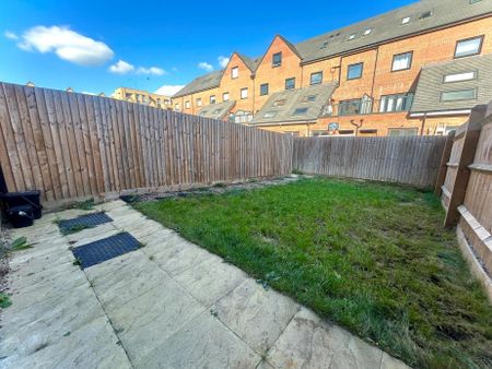 3 bedroom terraced house to rent - Photo 4