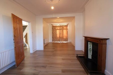 4 bedroom semi-detached house to rent - Photo 3