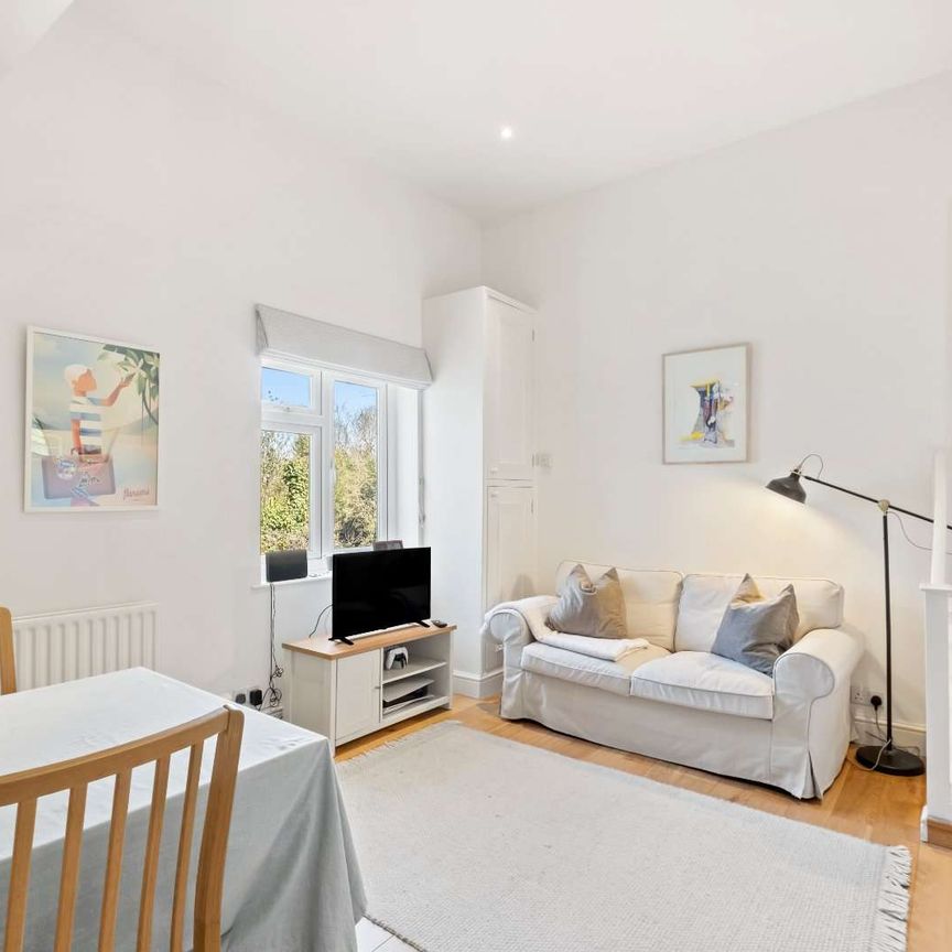 A wonderful one bedroom flat in a pretty period building. - Photo 1