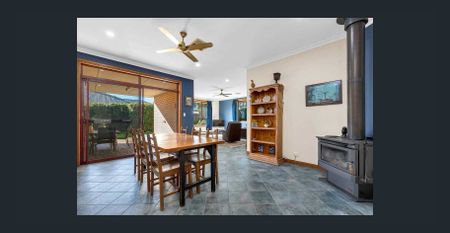 Modern Living in a Quiet Street Setting 🏡 - Photo 5