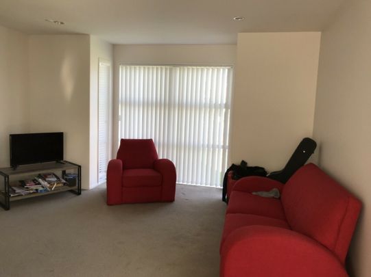 Spacious living - Photo 1