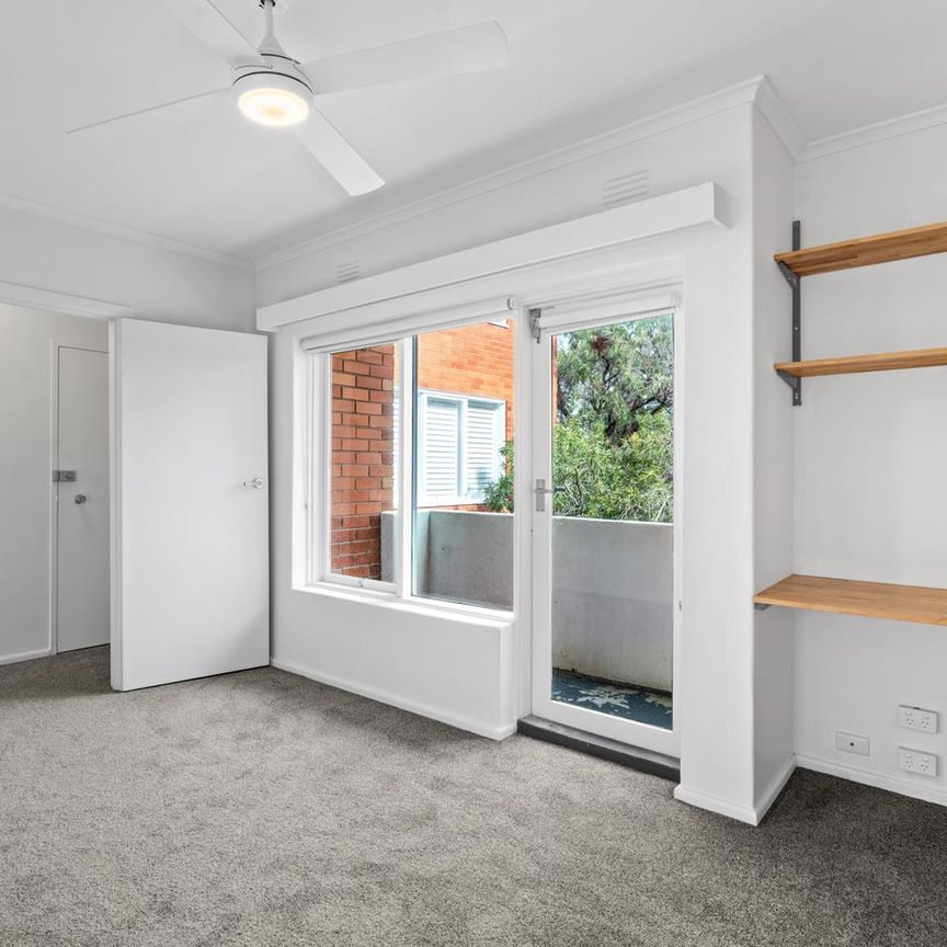 OUTSTANDING 1 BEDROOM ONE BLOCK FROM THE BEACH - Photo 1