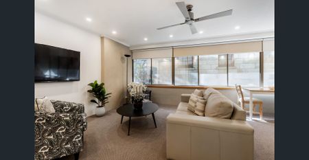 Bright and Spacious One bedroom Apartment in convenient location - Photo 3