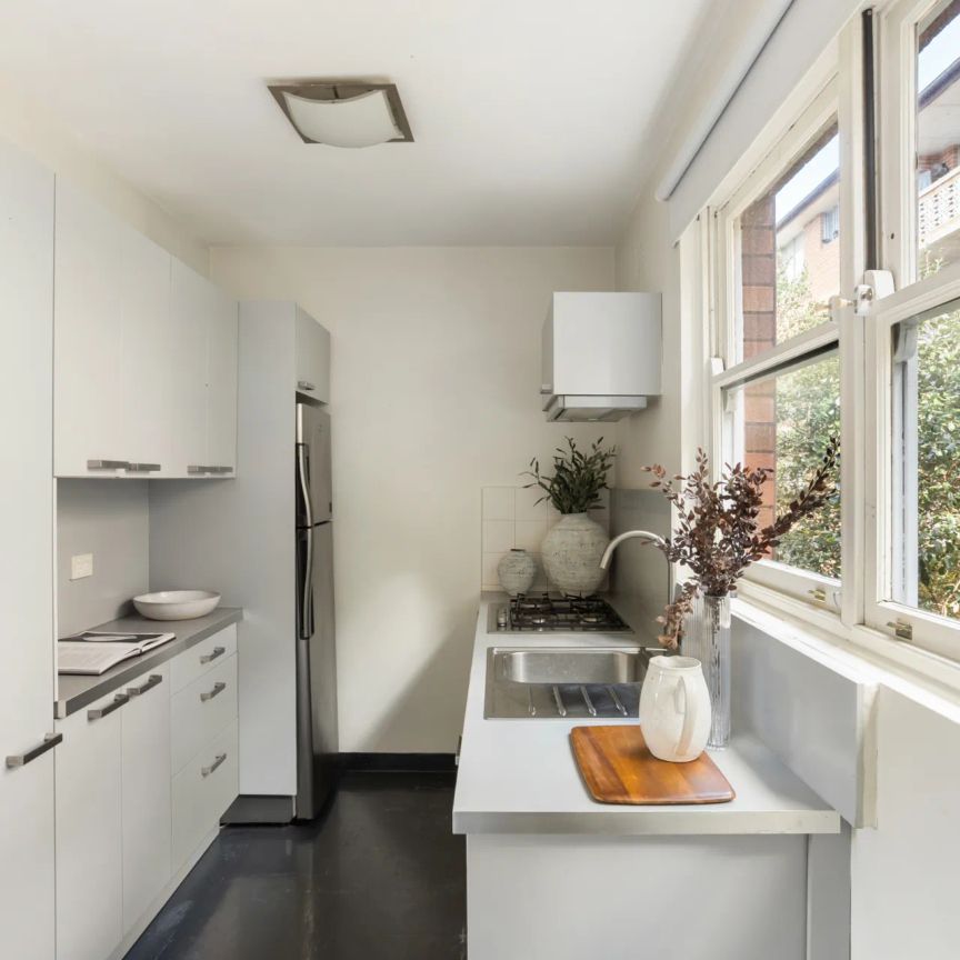 Low maintenance living and convenience close to transport - Photo 1