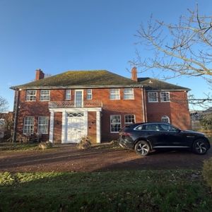 The Chestnuts, Cowbridge - Photo 3