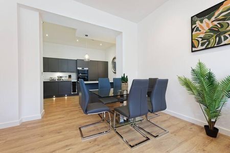 3 bedroom flat to rent - Photo 4