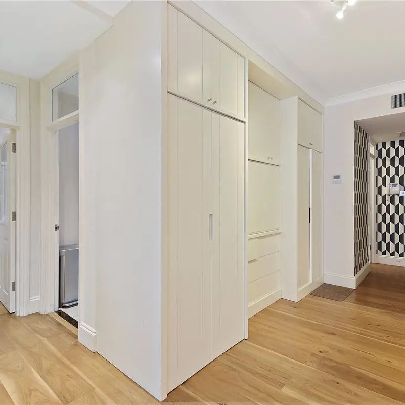 3 bedroom flat in Holland Park - Photo 1