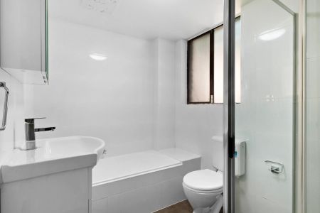 FULLY RENOVATED 2 BEDROOM APARTMENT, WITH FLOOR TILES THROUGH-OUT & GAS COOKING - Photo 2