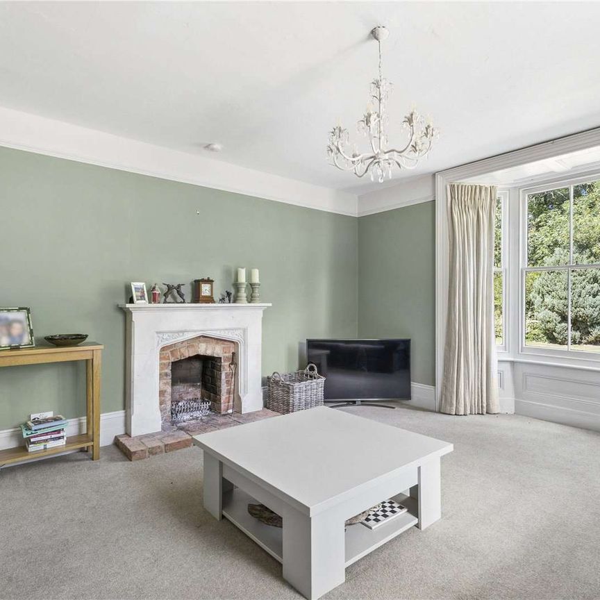 A four bedroom Georgian-style detached farmhouse set within the historic village of Preston on Stour. - Photo 1