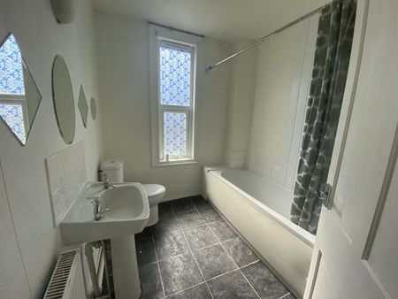 Compton Row, Harehills, LS9 - Leeds - Photo 4