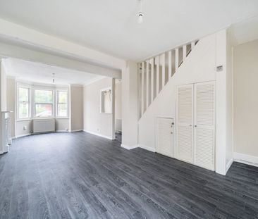 Terraced House to rent - Liffler Road, London, SE18 - Photo 3