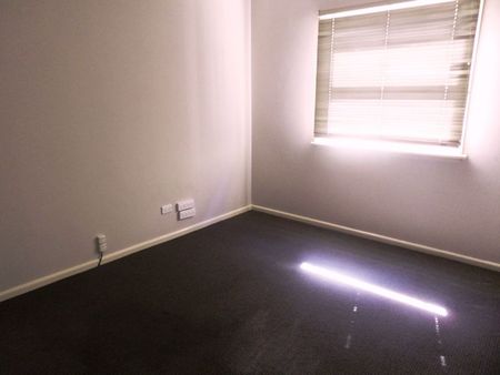 FANTASTIC THREE BEDROOM FAMILY HOME! - Photo 5