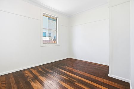 Freshly Painted 3 Bedroom Home, Renovated Kitchen, Fantastic Location! - Photo 2