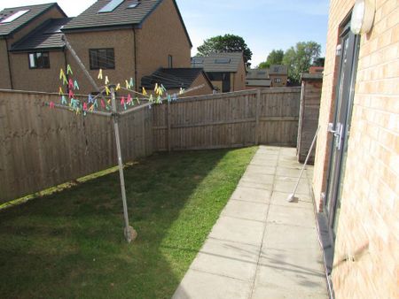 3 bedroom end of terrace house to rent - Photo 2