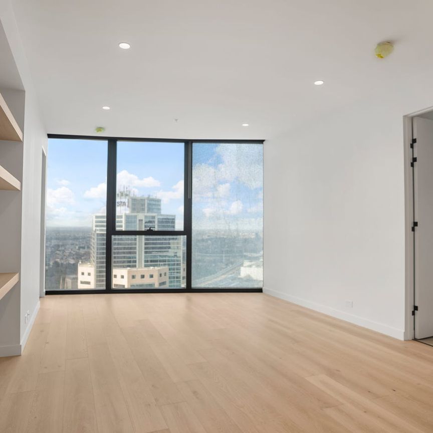 Luxury Two Bedroom Apartment with car park and storage cage - Photo 1