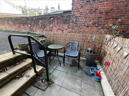 2 bedroom apartment to rent - Photo 1