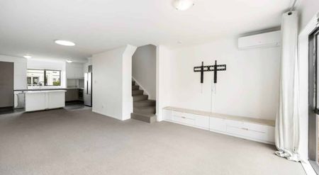 Two Bedroom, one bathroom - Photo 2