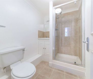 Lovely three bedroom maisonette with a garden conveniently located ... - Photo 5