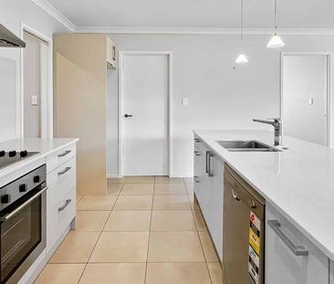 HALSWELL - FOUR EBDROOMS, DOUBLE GARAGE, SPACIOUS BACKYARD *6 MONTH... - Photo 5