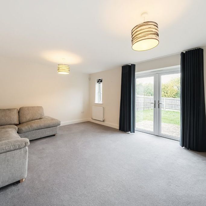 3 Bedroom House - Rowden Way, Alton - Photo 1