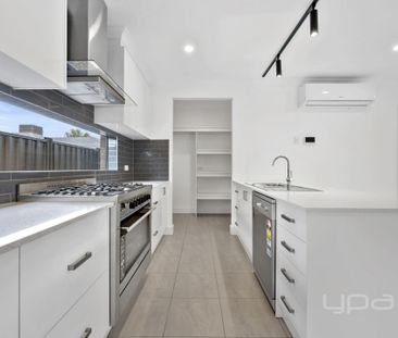 THREE BEDROOM TOWNHOUSE - Photo 4