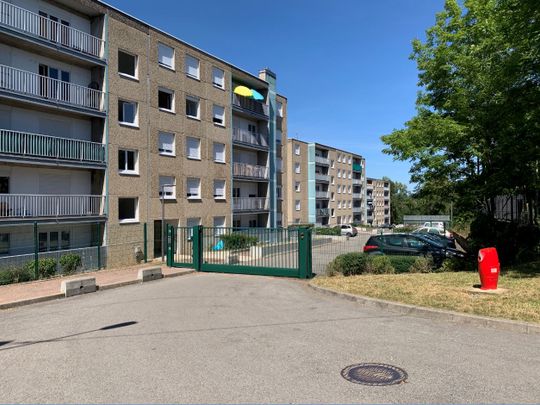 Appartement T3 avec balcon refait à neuf dans résidence sécurisée à Im - Photo 1