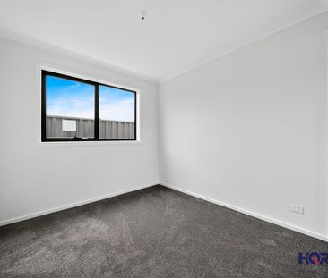 Brand new luxury Living in Cobblebank clos to station - Photo 4