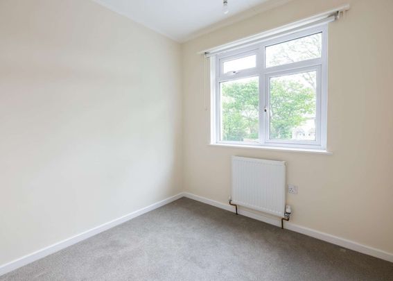 PLEASE EMAIL TO REGISTER YOUR INTEREST - Please note: this property does not have a licence for an HMO and is therefore not suitable for sharers. Detached wit - Photo 1