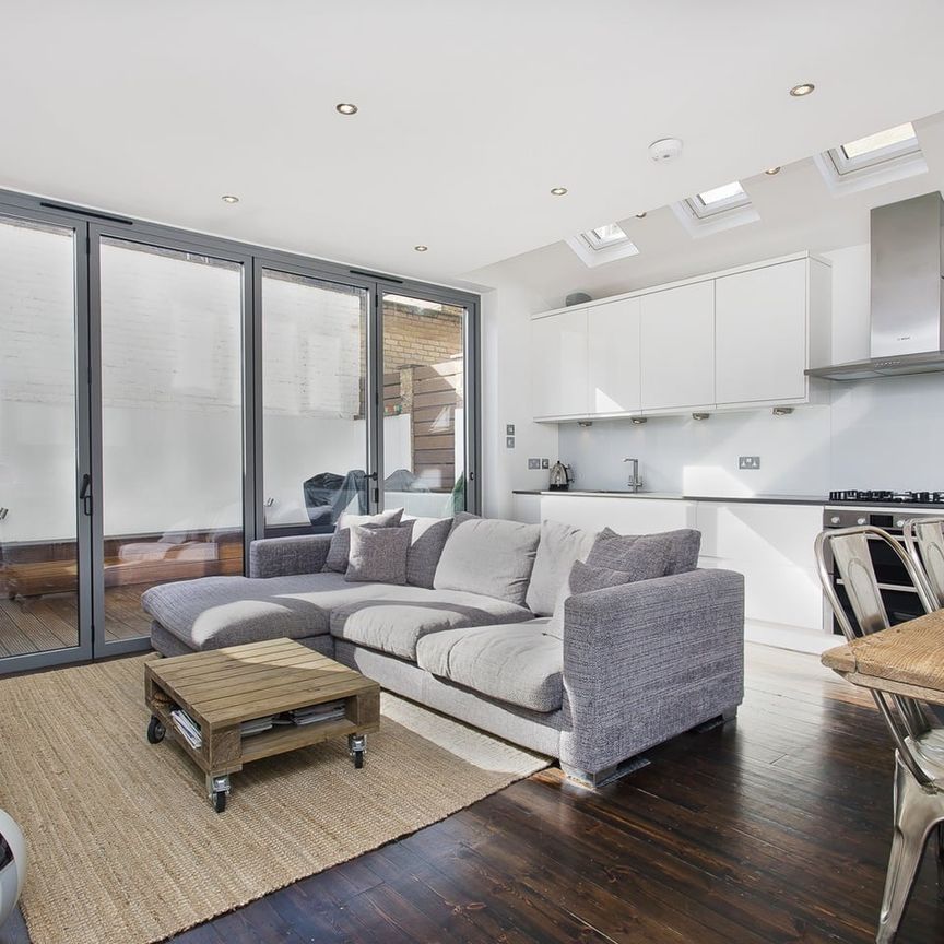 2 Bed Flat, Hazelbourne Road, SW12 - Photo 1